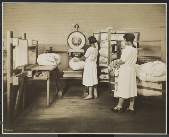Byron Company (New York, N.Y.) Carolyn Laundry, 111 East 128th St., Weighing Bags of Laundry, 1928. Museum of the City of New York. 93.1.1.6819