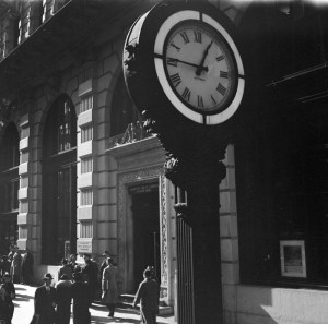 Wurts Bros. (New York, N.Y.). Sidewalk clock and Guaranty Trust Company building. ca. 1939. Museum of the City of New York. X2010.7.1.17786