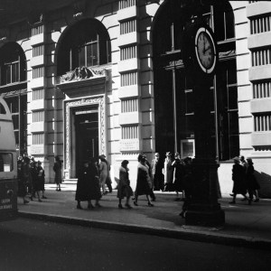 Wurts Bros. (New York, N.Y.). Sidewalk clock and Guaranty Trust Company building. ca. 1939. Museum of the City of New York. X2010.7.1.17827