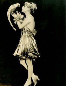 Frances White in the Midnight Frolic, 1917. From the Theater Collection. Museum of the City of New York, 74.92.31.