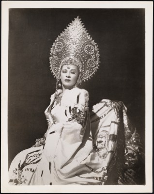 [Mae West as Catherine II in "Catherine Was Great".]