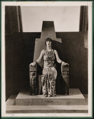 [Jane Cowl as Cleopatra in "Antony and Cleopatra".]