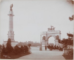 Byron Company (New York, N.Y.). Prospect Park, Brooklyn, Arch and Motor Char-a-Banc. 1903. Museum of the City of New York. 93.1.1.17801