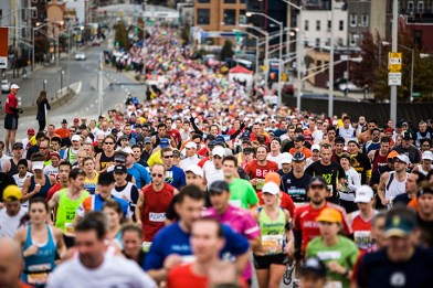Thousands of runners pass through the borough of Brooklyn during the 40th ING New York City Marathon on November 1, 2009. Photo: Ramin Talaie talaie@yahoo.com 917.412.5538 www.RaminTalaie.com