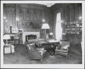 Photographer unknown. [Library at the Lotos Club], ca. 1950. Museum of the City of New York, X2010.11.5637.