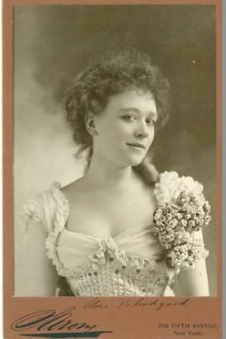 Sarony. Clara Bloodgood, ca. 1900. Museum of the City of New York. Collection on cabinet cards.