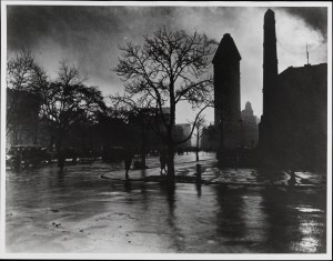 Jessie Tarbox Beals (1870-1942). Fifth Avenue at 25 Street [at dusk],1906. Museum of the City of New York. 91.53.39.