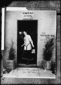 Jessie Tarbox Beals (1870-1942).The Village Art Gallery, Yours as a Taking Proposition,1910s-1920s. Museum of the City of New York. 95.127.19.