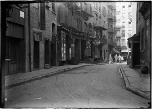 Robert L. Bracklow (1849-1919). Doyer Street, Chinatown. 1903. Museum of the City of New York. 93.91.450