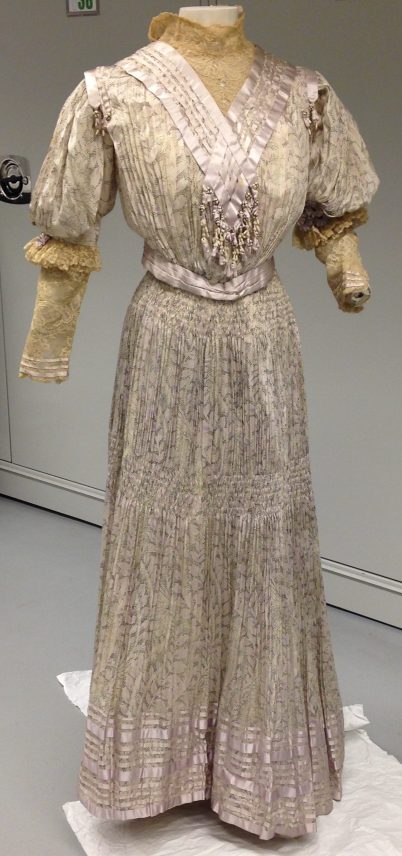 Mrs. C. Donovan, dressmaker. Afternoon dress in printed silk, 1905-05. Museum of the City of New York. Gift of Mrs. Laurence Rockefeller, 81.43.2. 